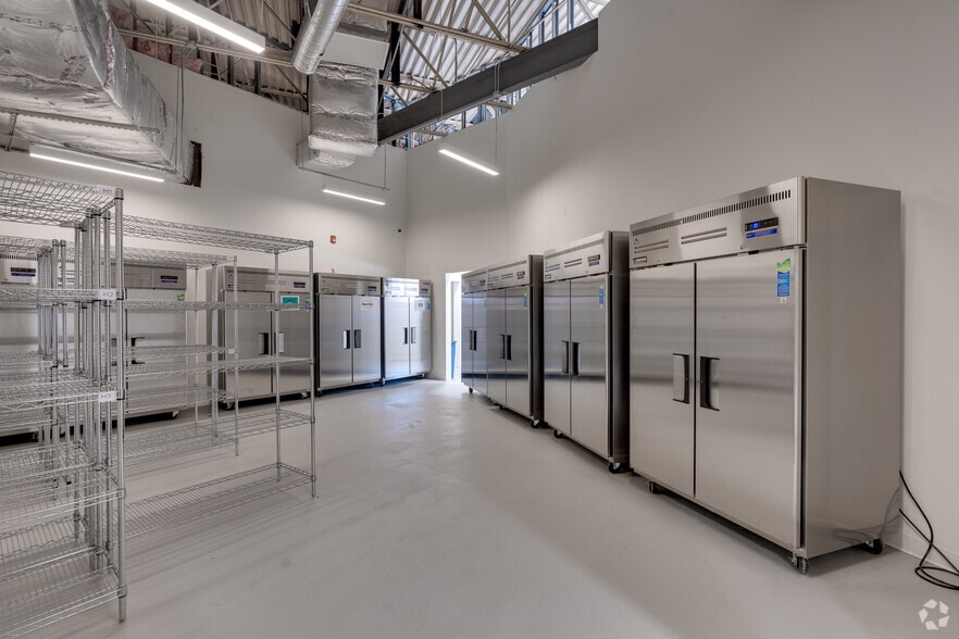 More Photos Of 3220 W Grand Ave, Chicago Food Processing For Lease