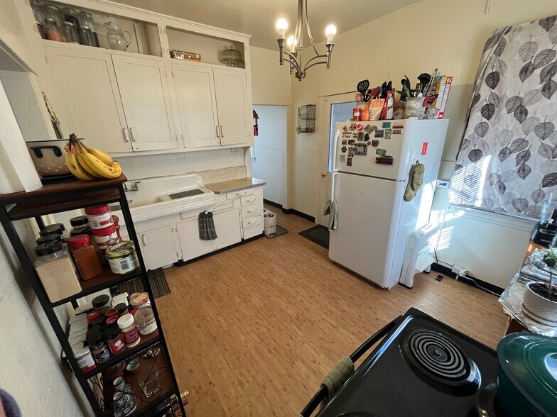 More Photos Of 2560 S Broadway, Denver Freestanding For Sale