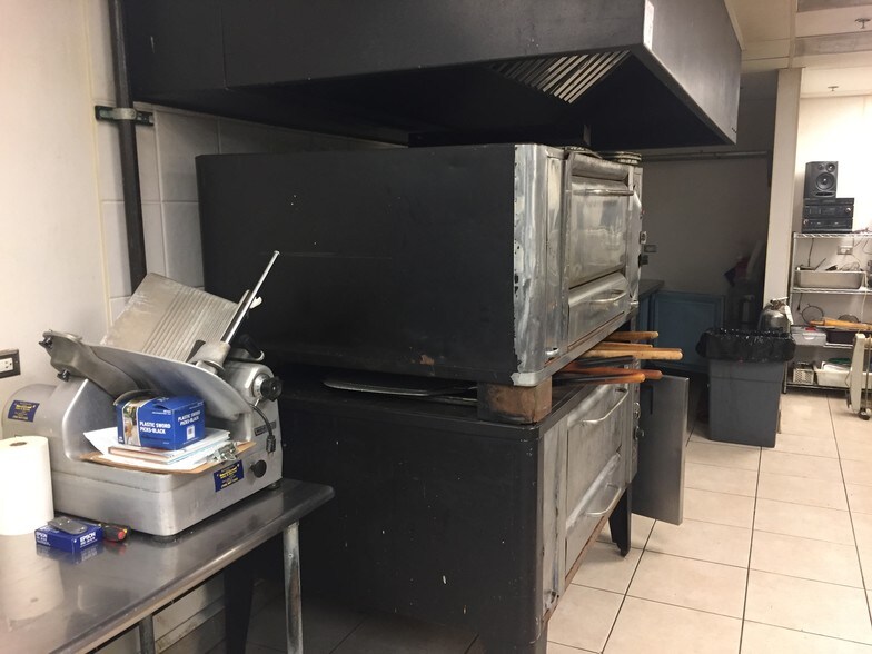 More Photos Of 8-22 W Busse Ave, Mount Prospect Restaurant For Lease