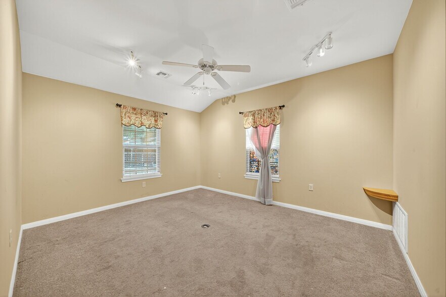 More Photos Of 930 E Blanco Rd, Boerne Showroom For Lease