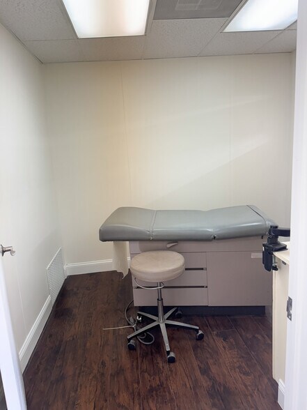 More Photos Of 3630 Almazan Dr, Dallas Medical For Lease
