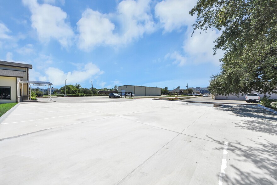 More Photos Of 1563 Live Oak St, Webster Office For Sale