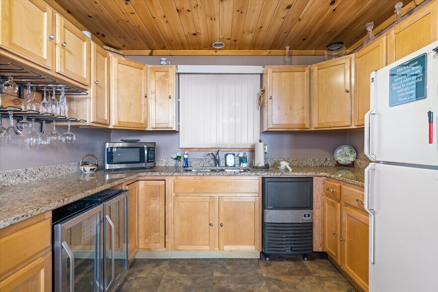 More Photos Of 341 US Route 1, Weston Hotel For Sale