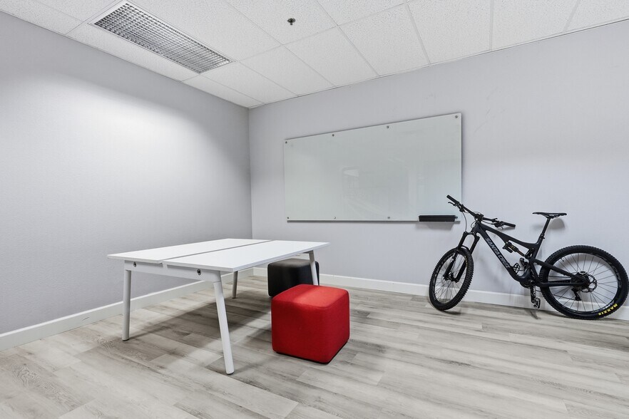 More Photos Of 3401 E Harbour Dr, Phoenix Light Manufacturing For Lease