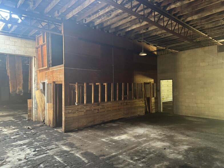More Photos Of 5860 W Saginaw Rd, Coleman General Retail For Sale