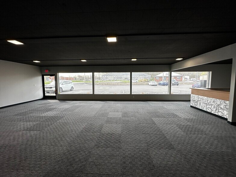 More Photos Of 38845 Mentor Ave, Willoughby Showroom For Lease