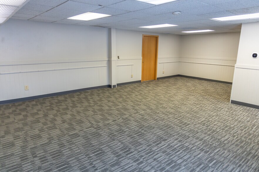 More Photos Of 1405 Lake Lansing Rd, Lansing Warehouse For Lease