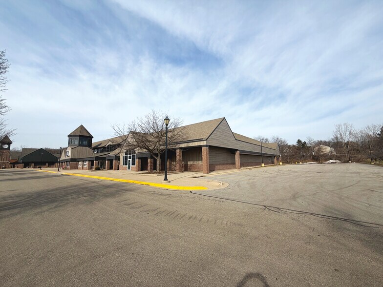 More Photos Of 6761-6771 Cascade Rd SE, Grand Rapids Supermarket For Lease