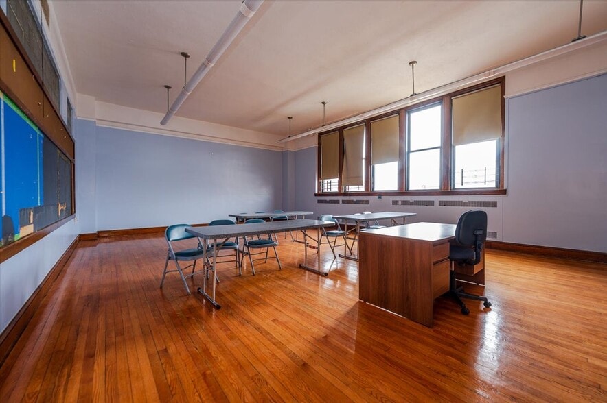 More Photos Of 90 Henry St, Inwood Office For Lease