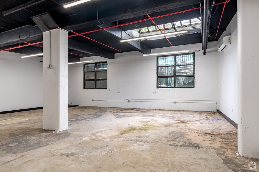 More Photos Of 4 Evergreen Ave, Brooklyn Flex For Sale