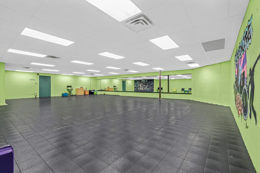 More Photos Of 4916 50 Av, Lloydminster General Retail For Lease