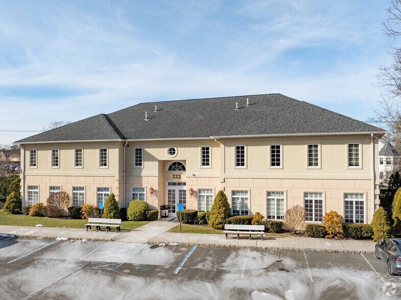 More Photos Of 223 W Montauk Hwy, Hampton Bays Medical For Lease