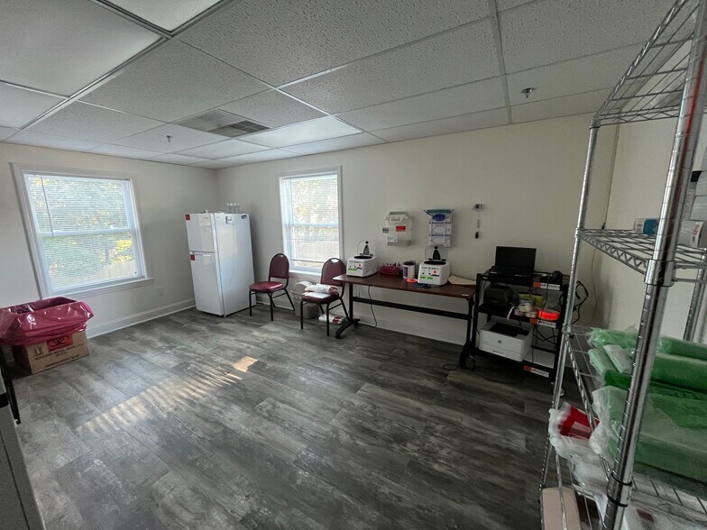 More Photos Of 630 Turnpike St, North Andover Office For Lease