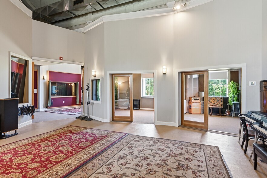 More Photos Of 732 Elm St, West Springfield Freestanding For Sale