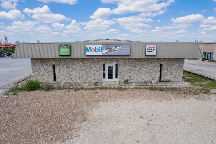 More Photos Of 4320 S Interstate 35, New Braunfels Showroom For Lease