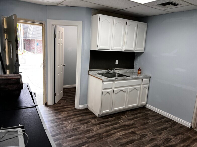 More Photos Of 8031 Greenleaf Ave, Whittier Freestanding For Lease