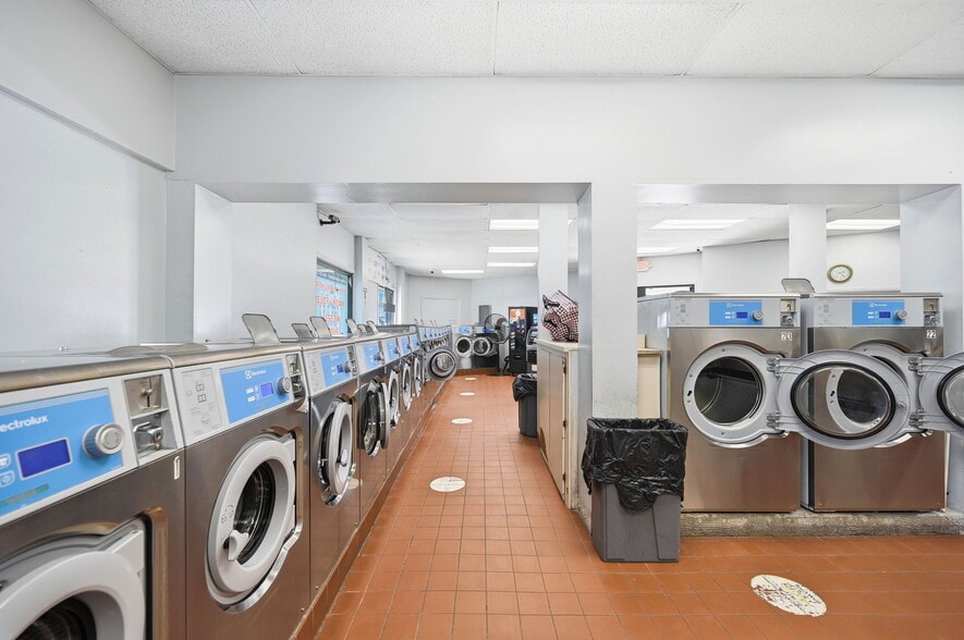 More Photos Of 625-627 Springfield Ave, Newark Storefront For Sale