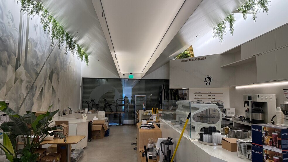 More Photos Of 7016-7024 Melrose Ave, Los Angeles Office For Sale