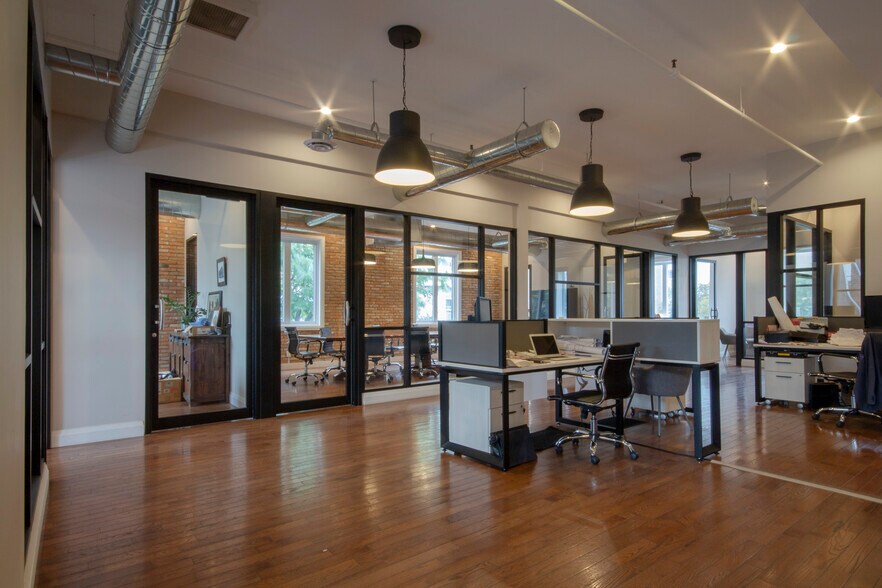 More Photos Of 15 Wellington St N, Hamilton Office For Sale