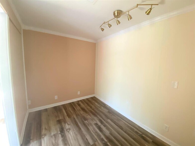 More Photos Of 131 Lakeview Church Rd, Cochran Freestanding For Lease