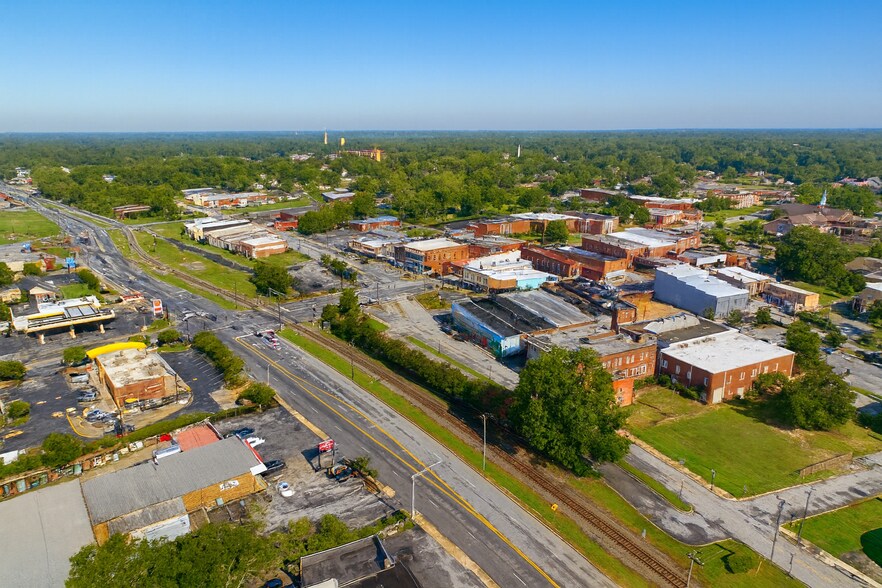 More Photos Of 100 Musgrove St, Clinton Storefront Retail Office For Lease