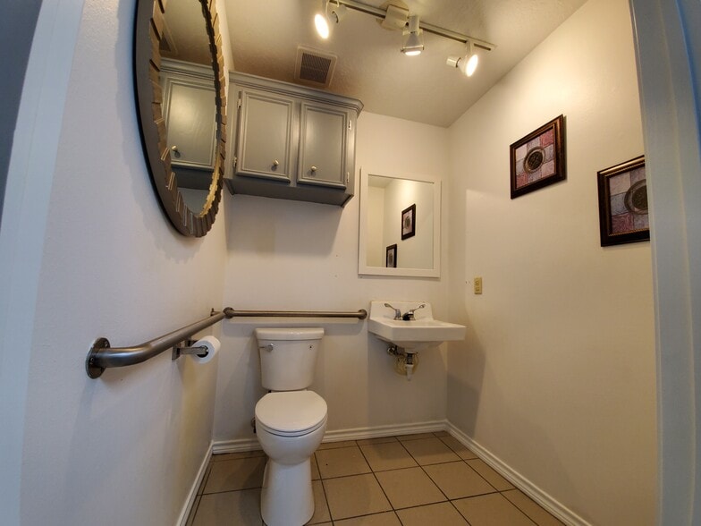 More Photos Of 2409 Maxwell Ln, Deer Park Office For Lease