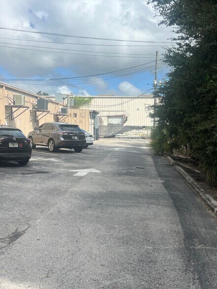 More Photos Of 111-123 N Kings Ave, Brandon Storefront Retail Office For Lease