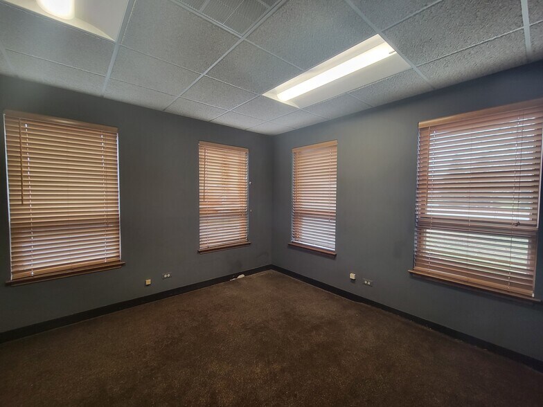 More Photos Of 290 Telser Rd, Lake Zurich Warehouse For Lease