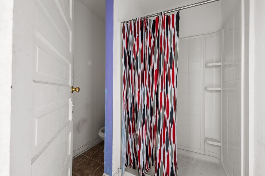 More Photos Of 421 Vine St, Eden Hotel For Sale