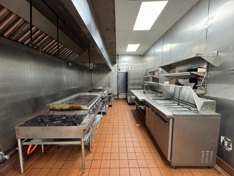More Photos Of 1906-1908 N Frazier St, Conroe Health Club For Lease