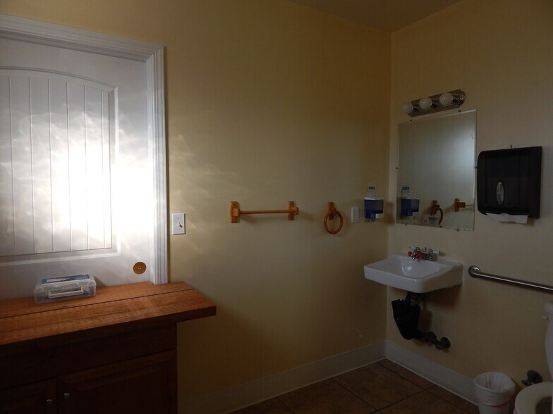 More Photos Of 707 Hess Ln, Roseburg Warehouse For Lease