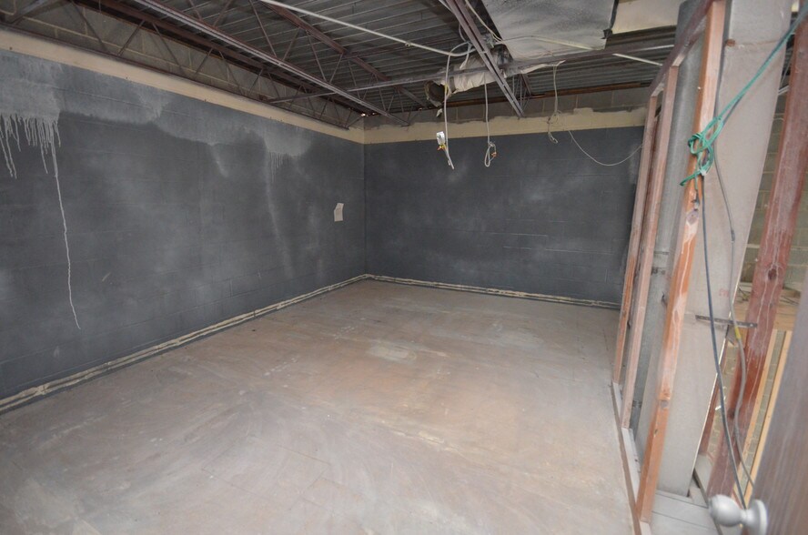 More Photos Of 1823 N Frontage Rd, Beeville Office For Sale