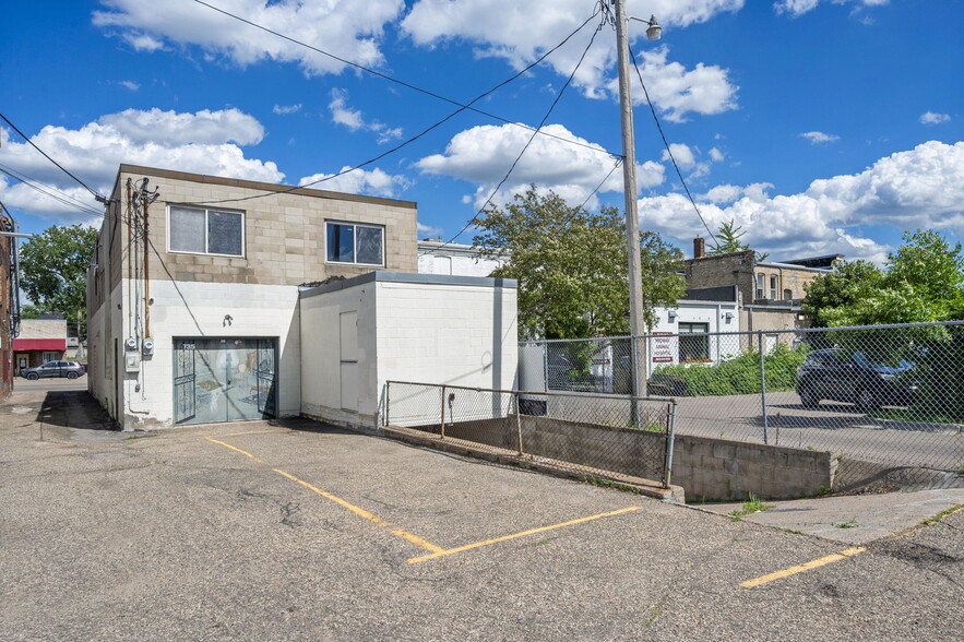 More Photos Of 735-737 Snelling Ave N, Saint Paul Storefront Retail Office For Lease