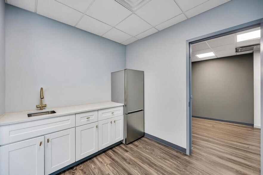 More Photos Of 1 Old Country Rd, Carle Place Office For Lease