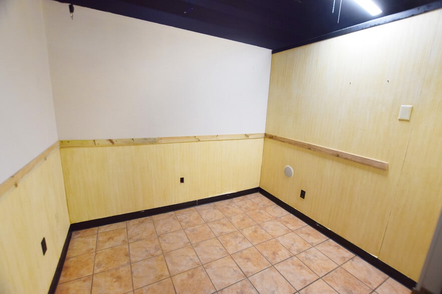 More Photos Of 1344-1358 E Bristol Rd, Burton Freestanding For Lease