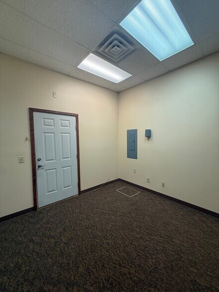 More Photos Of 1414 Hawk Pky, Montrose Freestanding For Lease