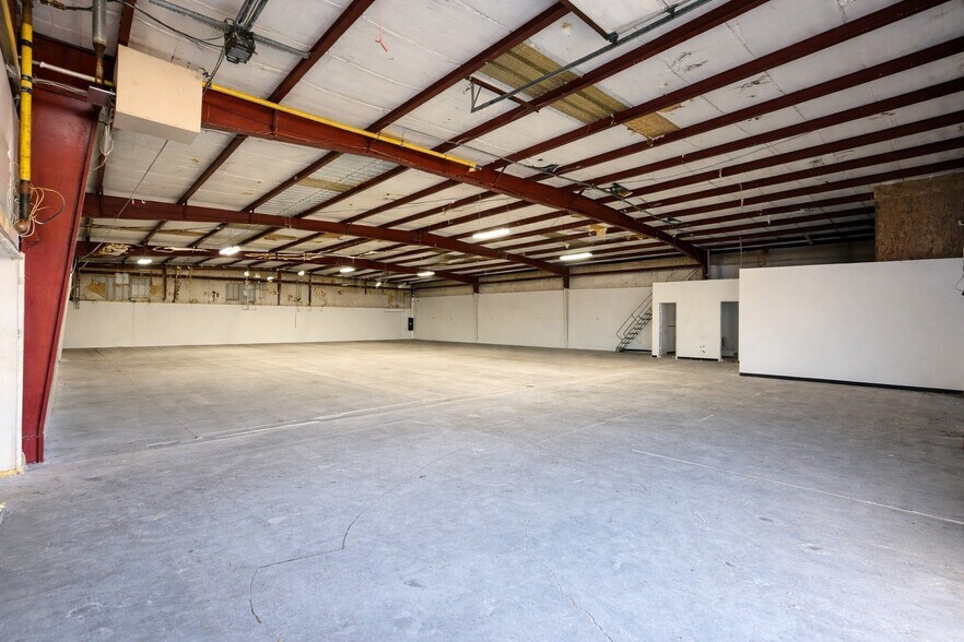 More Photos Of 2412 SW 14th St, Oklahoma City Manufacturing For Lease