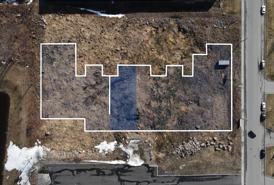 More Photos Of 20 Rue Claude-Audy, Saint-jerome Distribution For Lease