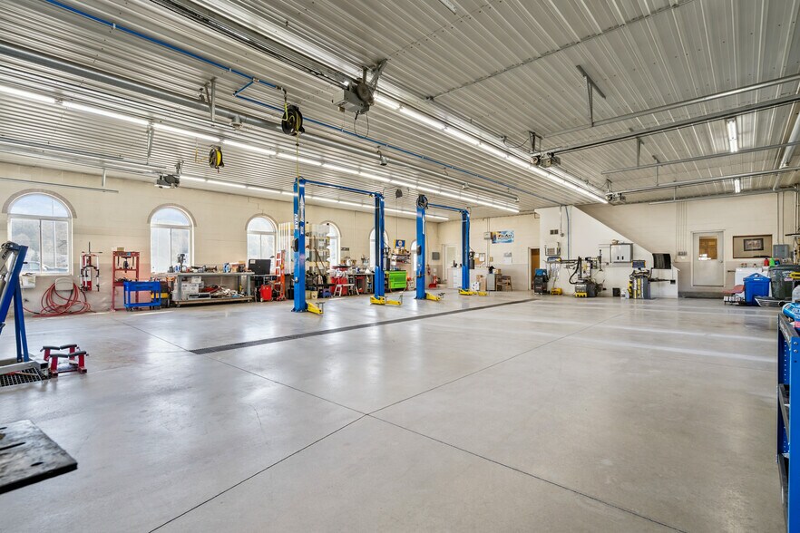 More Photos Of 702 Short St, Decorah Office For Sale