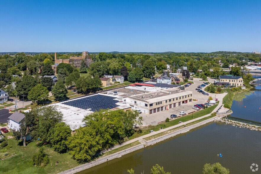 More Photos Of 218-326 Wisconsin Dr, Jefferson Office For Lease