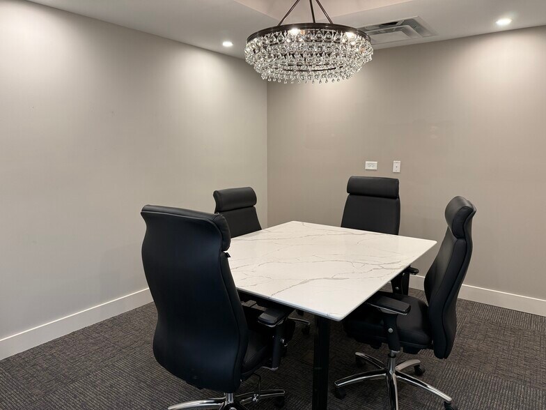 More Photos Of 804 N Front St, McHenry Office For Lease