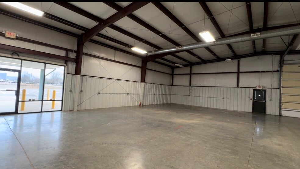 More Photos Of 111 Spacegate Dr, Huntsville Warehouse For Sale