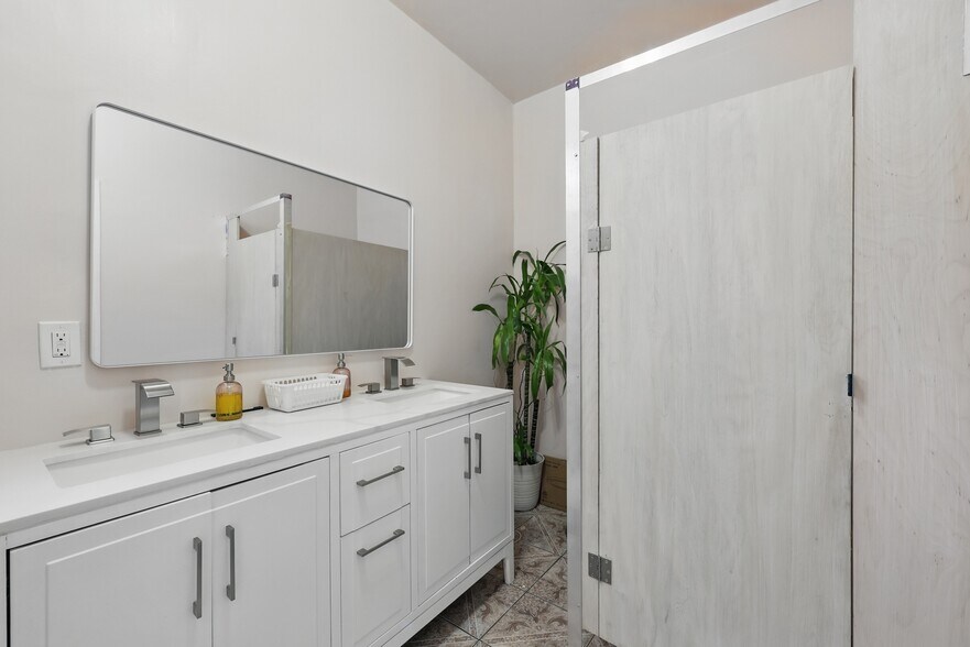 More Photos Of 6617 S San Pedro St, Los Angeles Flex For Sale