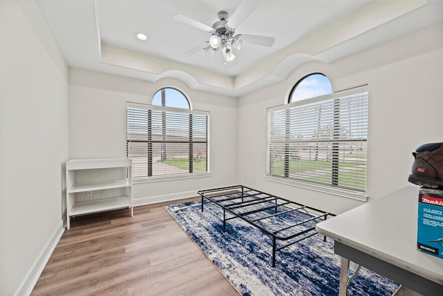 More Photos Of 10400 Main St, Houston Showroom For Lease