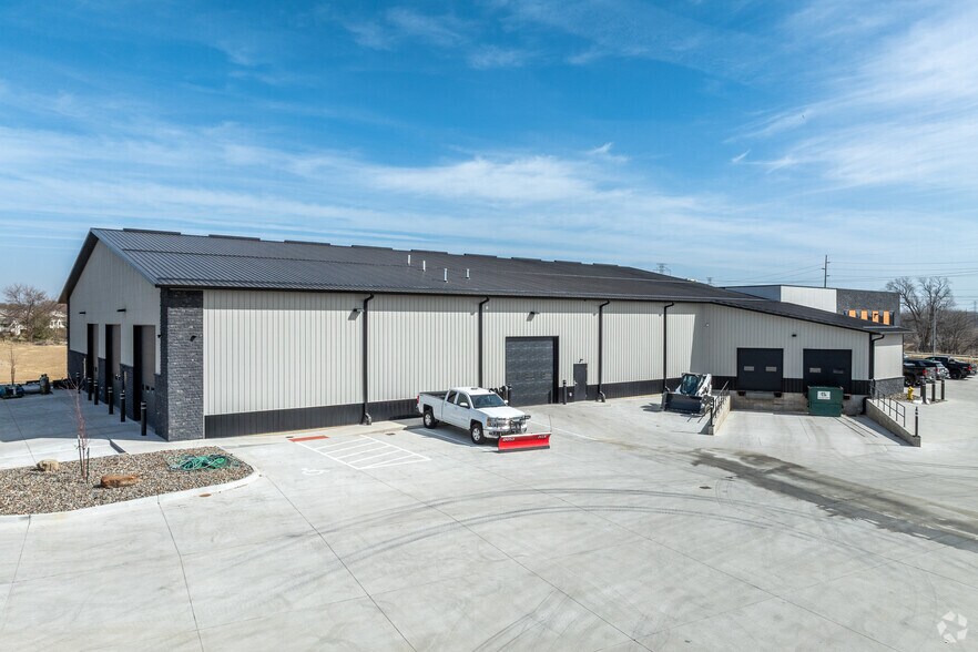 More Photos Of 5930 NW Beaver Dr, Johnston Showroom For Lease