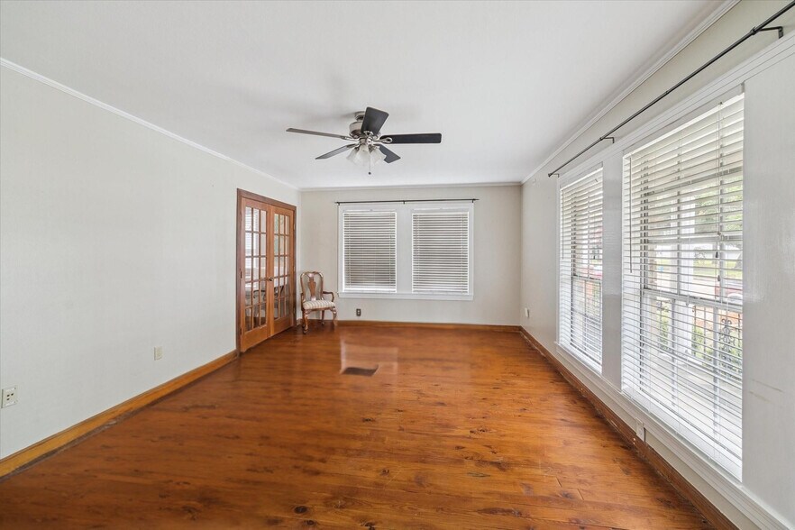 More Photos Of 510 E Main St, Humble Office For Sale