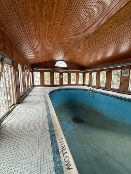 More Photos Of 8411 Russell Rd, Ottawa Flex For Sale