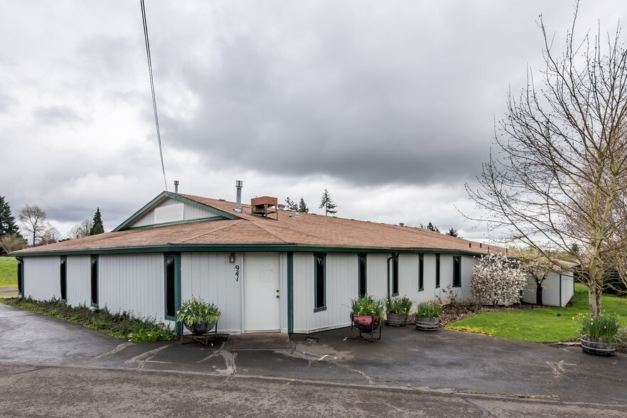 More Photos Of 941 SW Alder St, Dundee Warehouse For Sale