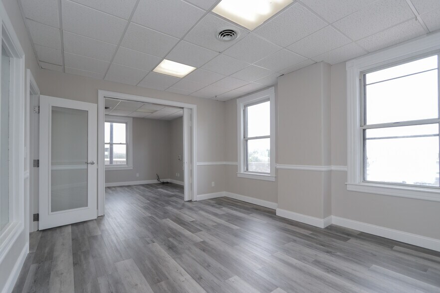 More Photos Of 939-941 E Columbus Ave, Springfield Office For Sale