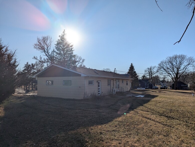 More Photos Of 340 Elm St E, Canova Sports And Entertainment For Sale